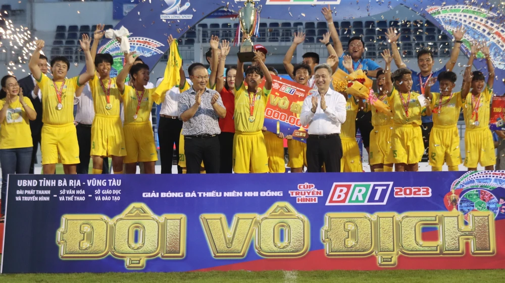 Ông Park Hang-seo cùng BTC trao cúp Vô địch lứa tuổi U-13 cho đội U-13 TP.Vũng Tàu. Ảnh: TK