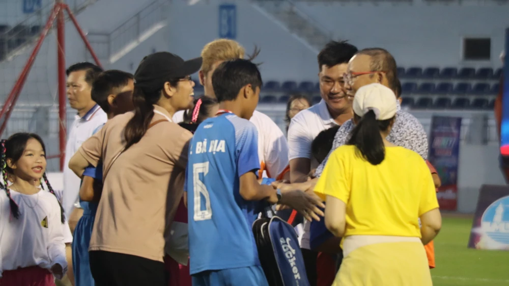 Ông Park Hang-seo trong vòng tay người hâm mộ sau lễ trao giải kết thúc. Ảnh: TK