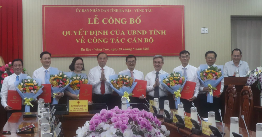 Lãnh đạo tỉnh trao quyết định, hoa chúc mừng sáu lãnh đạo mới của các sở, ngành. Ảnh:TK Lãnh đạo tỉnh trao quyết định, hoa chúc mừng sáu lãnh đạo mới của các sở, ngành. Ảnh:TK