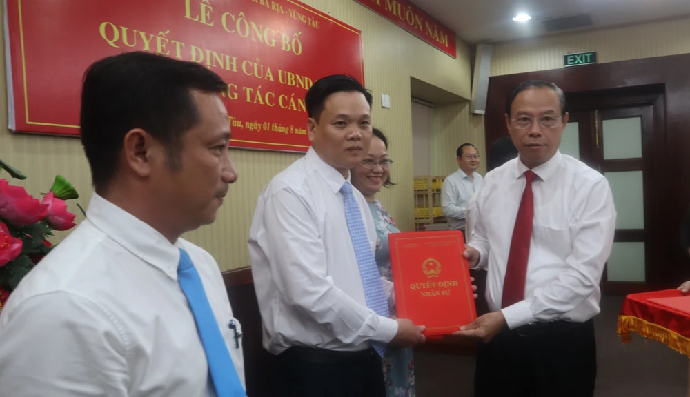 Ông Nguyễn Văn Thọ, chủ tịch UBND tỉnh trao quyết định bổ nhiệm cho các phó giám đốc sở. Ảnh: TK Ông Nguyễn Văn Thọ, chủ tịch UBND tỉnh trao quyết định bổ nhiệm cho các phó giám đốc sở. Ảnh: TK