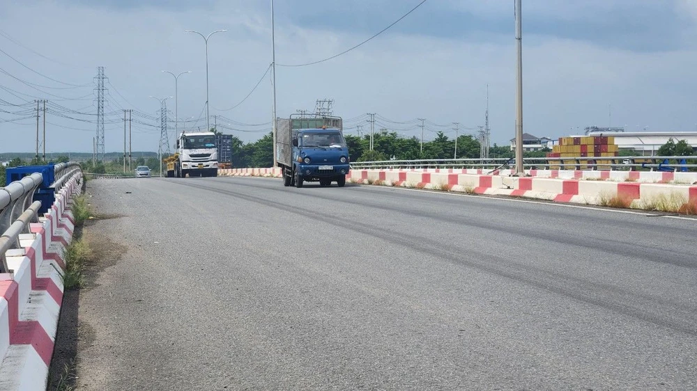 Các xe lưu thông trên cầu Rạch Ngã Tư sáng 3-8. Ảnh: TK