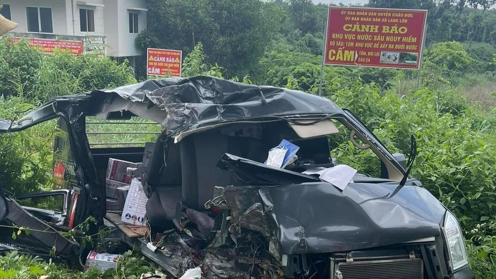 Xe ô tô bị hư hỏng nặng sau va chạm. Ảnh: MXH