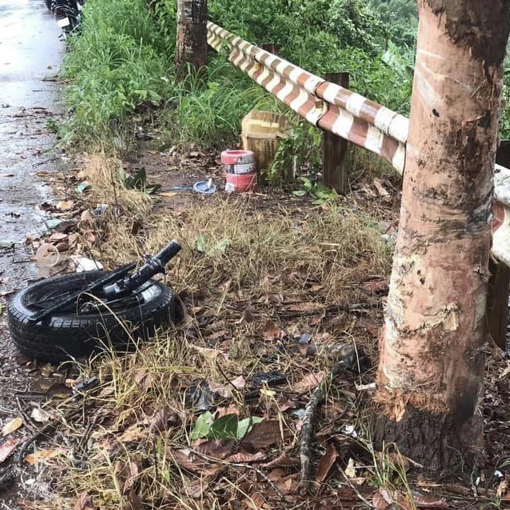 Bánh xe ô tô bị gãy ra khỏi xe nằm cạnh cây dầu. Ảnh: MXH