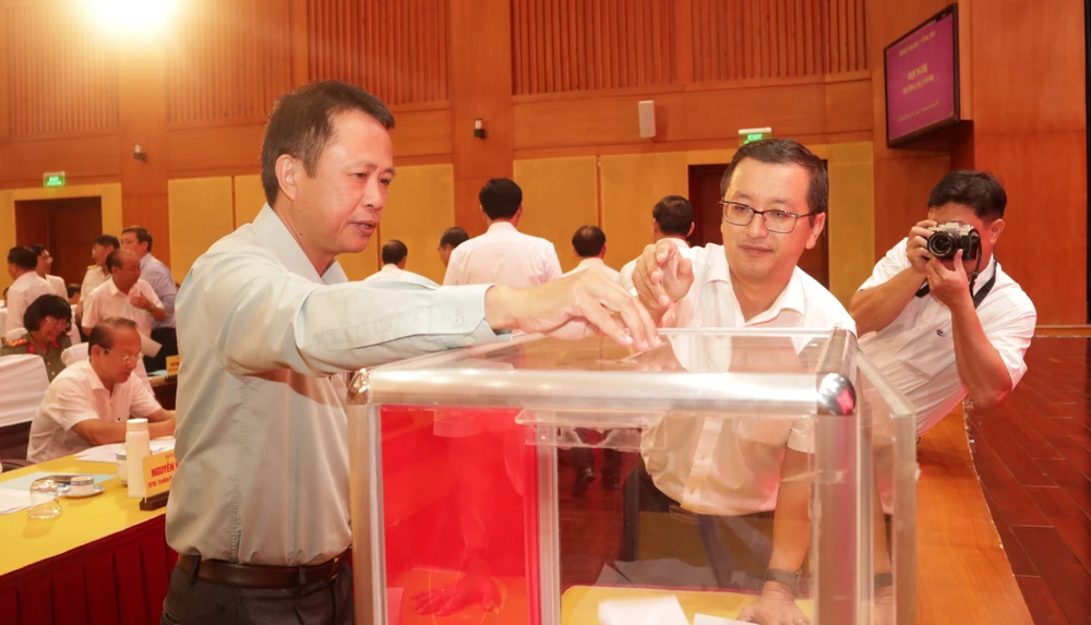 Các lãnh đạo chủ chốt sở ngành bỏ phiếu thông qua nhân sự quy hoạch. Ảnh: TK