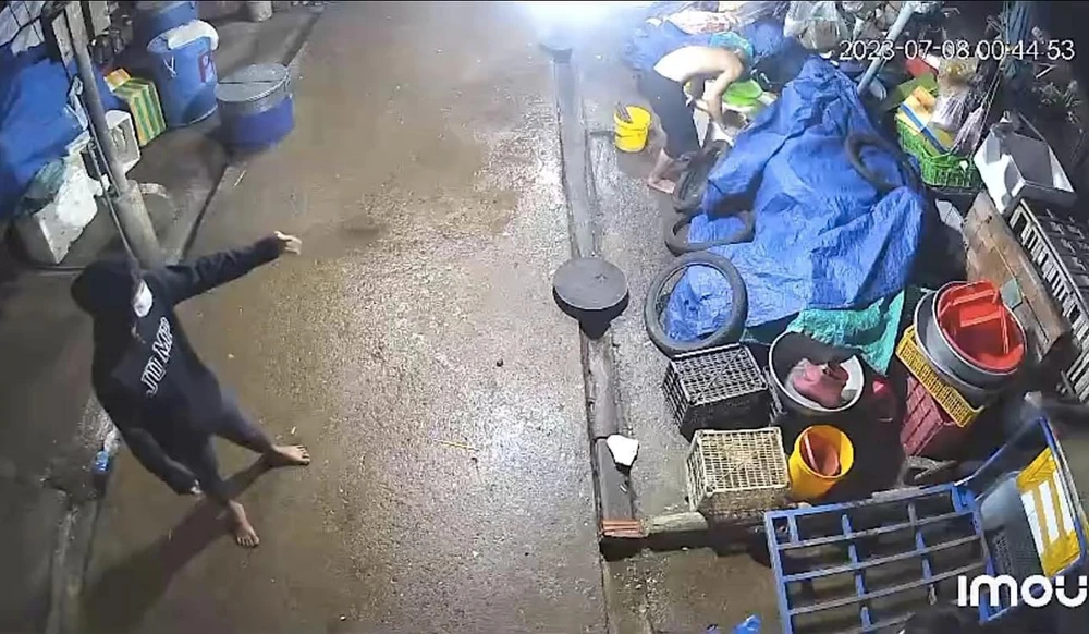 Trộm cắp hàng hóa, tài sản của người dân để trong chợ. Ảnh: Công an