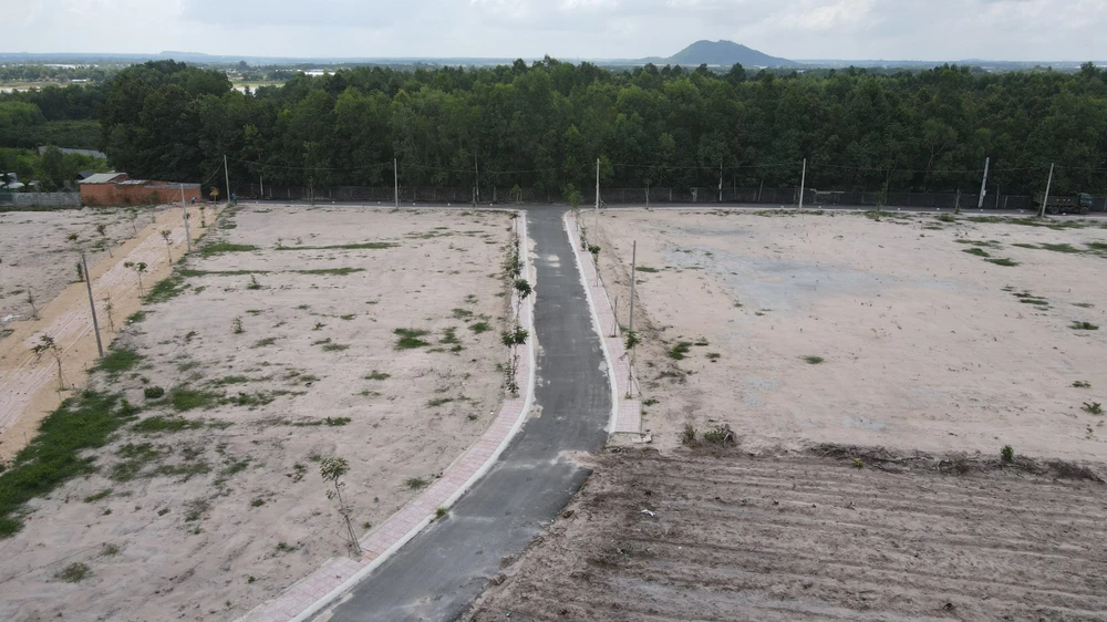 Một khu đất làm đường trên đất nông nghiệp đã bị xử lý. Ảnh: KN