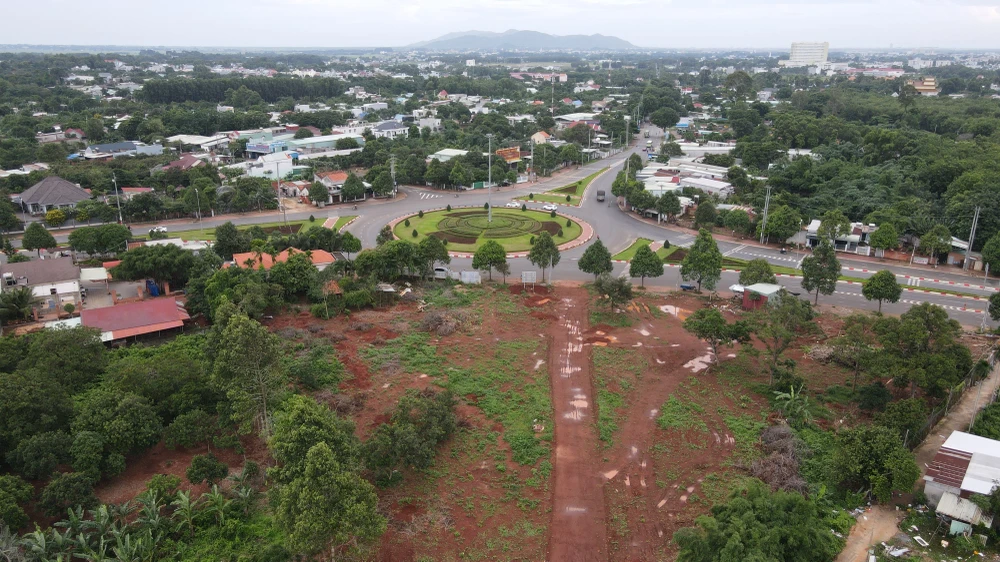 Việc tách thửa đất ở, tặng cho tài sản là đất đai trong gia đình ở các địa phương, trong đó có huyện Xuyên Mộc bị tắc do quyết định mới chưa ban hành. Ảnh: TK