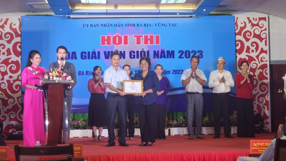 BTC trao giải cho hòa giải viên lớn tuổi nhất tham gia hội thi là bà Lê Thị Tư (69 tuổi, huyện Long Điền). Ảnh: TK