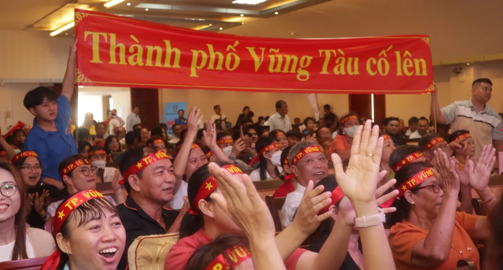 Các cổ động viên đến cổ động các đội tham gia hội thi. Ảnh: TK