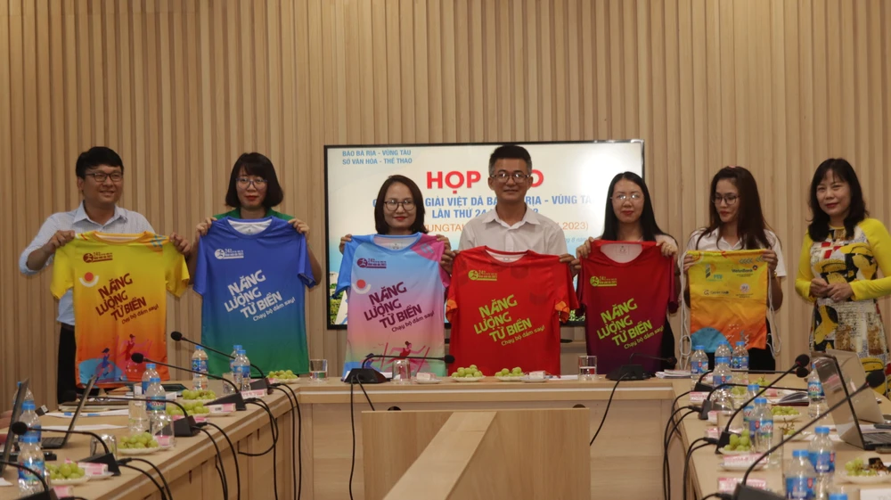 Ra mắt các mẫu áo thi đấu tại giải. Ảnh: TK