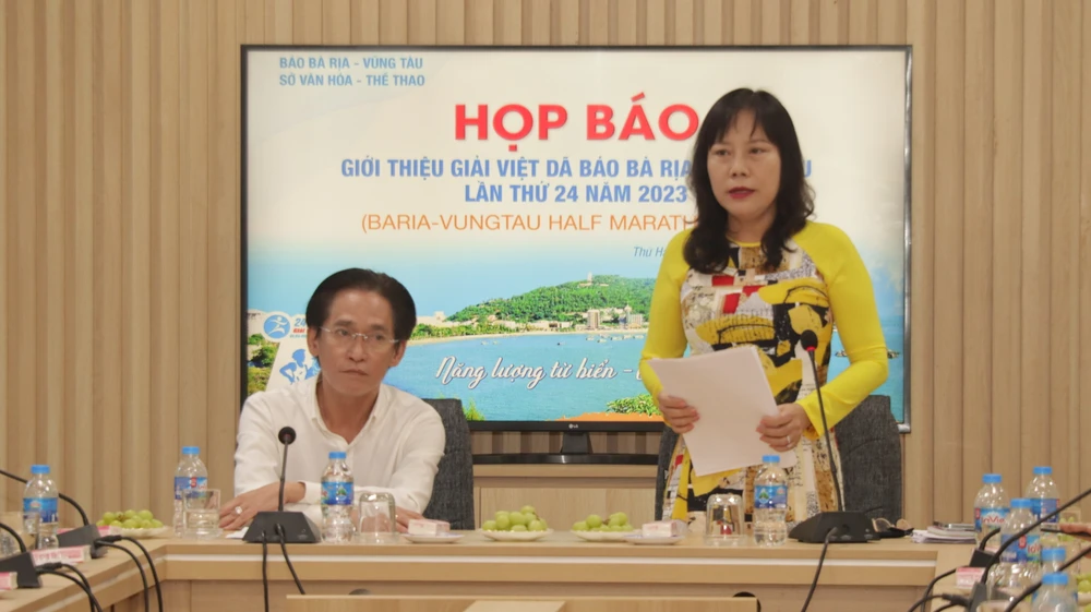 Bà Đỗ Nguyễn Hoàng Dung, Quyền Tổng biên tập Báo Bà Rịa-Vũng Tàu, Trưởng BTC giải thông tin tại họp báo. Ảnh: TK