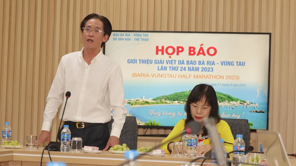 Ông Huỳnh Đức Dũng, Phó giám đốc Sở VH&amp;TT trả lời các nội dung về giải đấu. Ảnh: TK