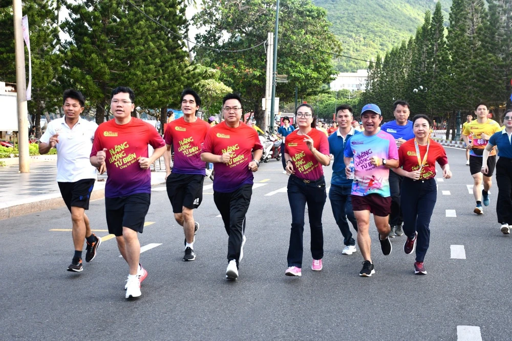 Lãnh đạo các sở ngành và địa phương cùng chạy đồng hành: Ảnh: Báo BRVT