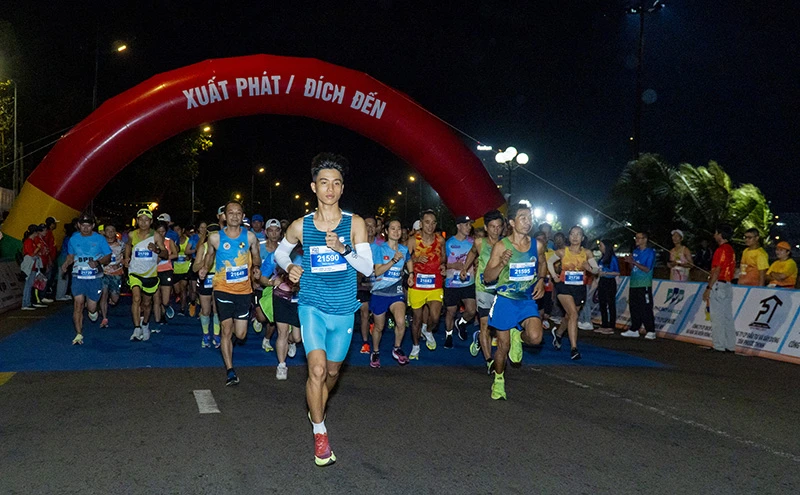 VĐV chạy ở cự ly 21km. Ảnh: Báo BRVT