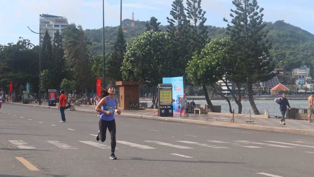 VĐV tăng tốc chuẩn bị về đích ở cự ly nữ 3km. Ảnh: TK