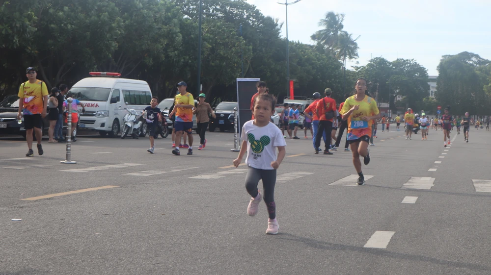 Một VĐV "nhí" tham gia chạy đồng hành với tinh thần rất cao và về đích khiến nhiều người lớn thán phục, cổ vũ. Ảnh: TK
