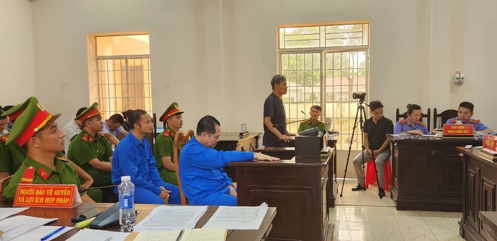 Một người liên quan trả lời HĐXX liên quan đến việc vay tiền của bị cáo Thiện. Ảnh: TK