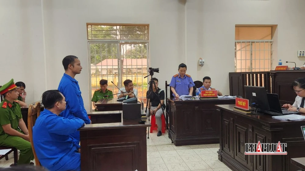 Đại diện VKS công bố bản luận tội và đề nghị mức án với các bị cáo. Ảnh: TK