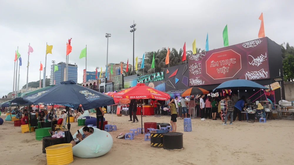 Trải nghiệm uống bia, ẩm thực ngay dưới bãi biển. Ảnh: TK