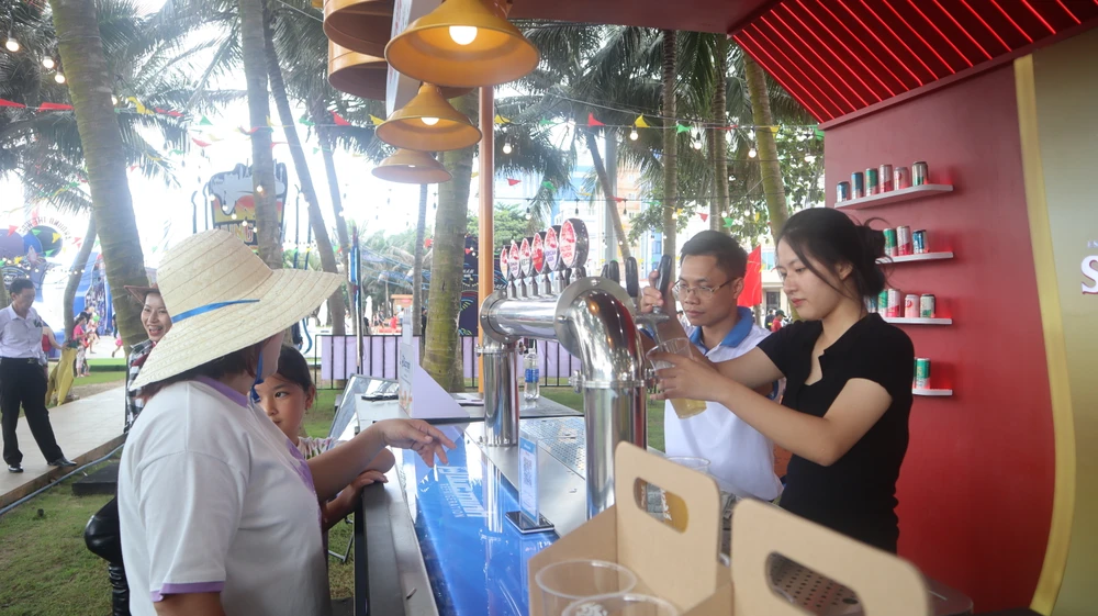 Du khách đến vui chơi tại gian hàng trong lễ hội bia Vũng Tàu. Ảnh: TK