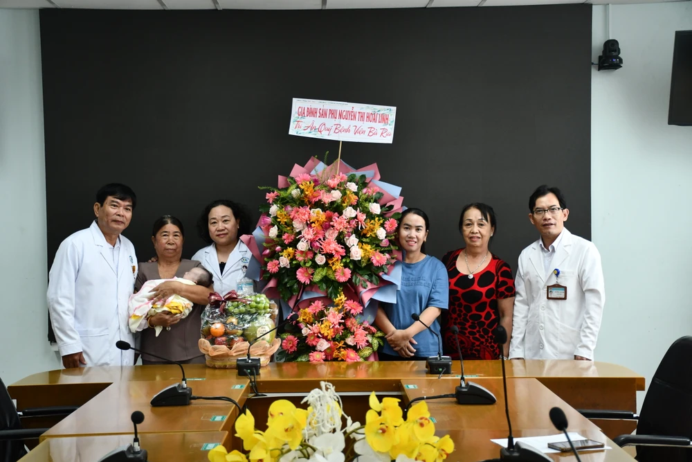 Gia đình sản phụ Linh chụp hình cùng bác sĩ, lãnh đạo bệnh viện Bà Rịa. Ảnh: HH