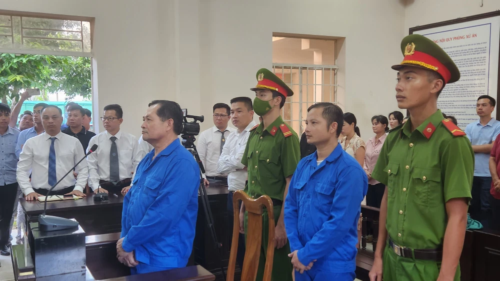 Các bị cáo nghe tuyên án chiều 11-9. Ảnh: TK