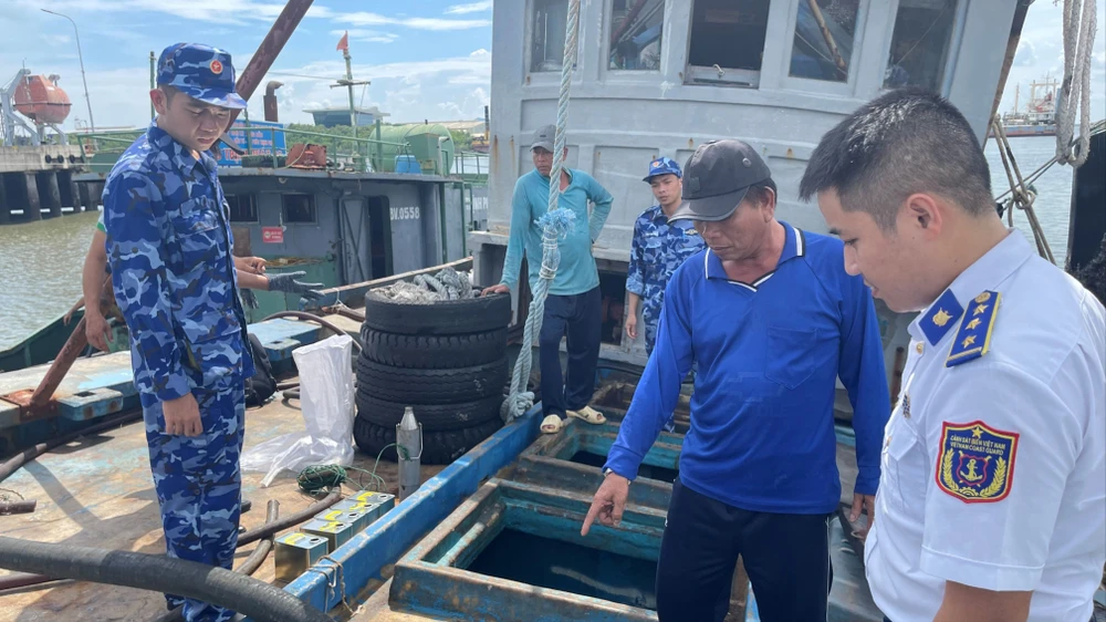 Kiểm tra hàng háo trên tàu BV5491TS.jpg