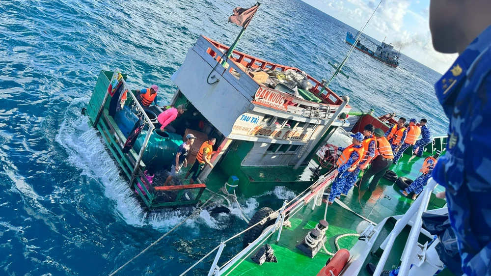 Tàu CSB 2011 tiếp cận Tàu cá bị chìm.jpg