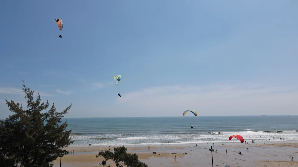 Khám phá du lịch Bãi Sau, Vũng Tàu bằng dù lượn