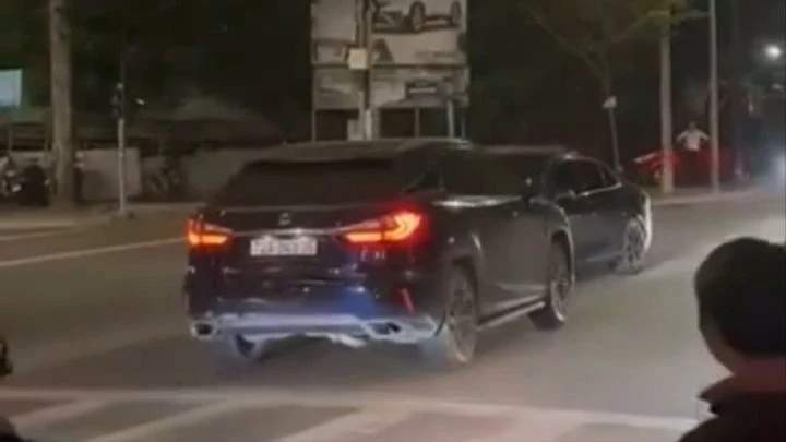 Bà Rịa: Tạm giữ hình sự 2 tài xế vụ 2 xe ô tô húc nhau qua lại