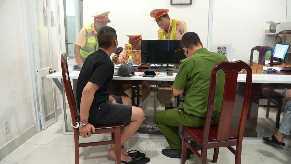 Vũng Tàu: Kiểm tra nồng độ cồn phát hiện tài xế và 6 người dương tính với ma túy và nhiều súng, hung khí