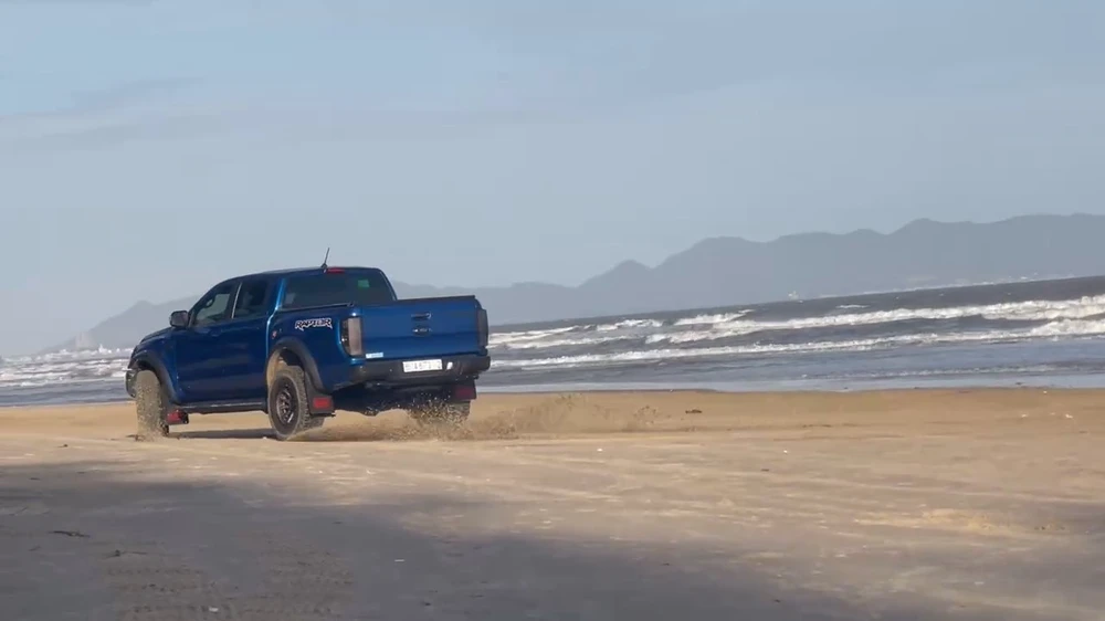 Chuyển công an Vũng Tàu thông tin về ô tô biểu diễn kỹ thuật Driff xe trên bãi biển