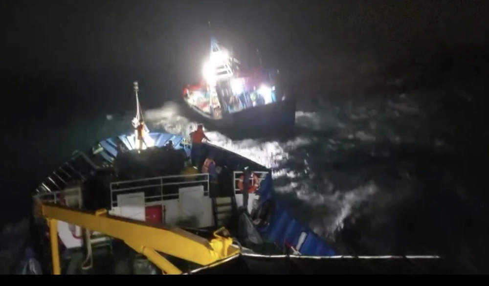 Tàu của Bộ tư lệnh Vùng Cảnh sát Biển 3 cứu kéo tàu cá gặp nạn trên biển