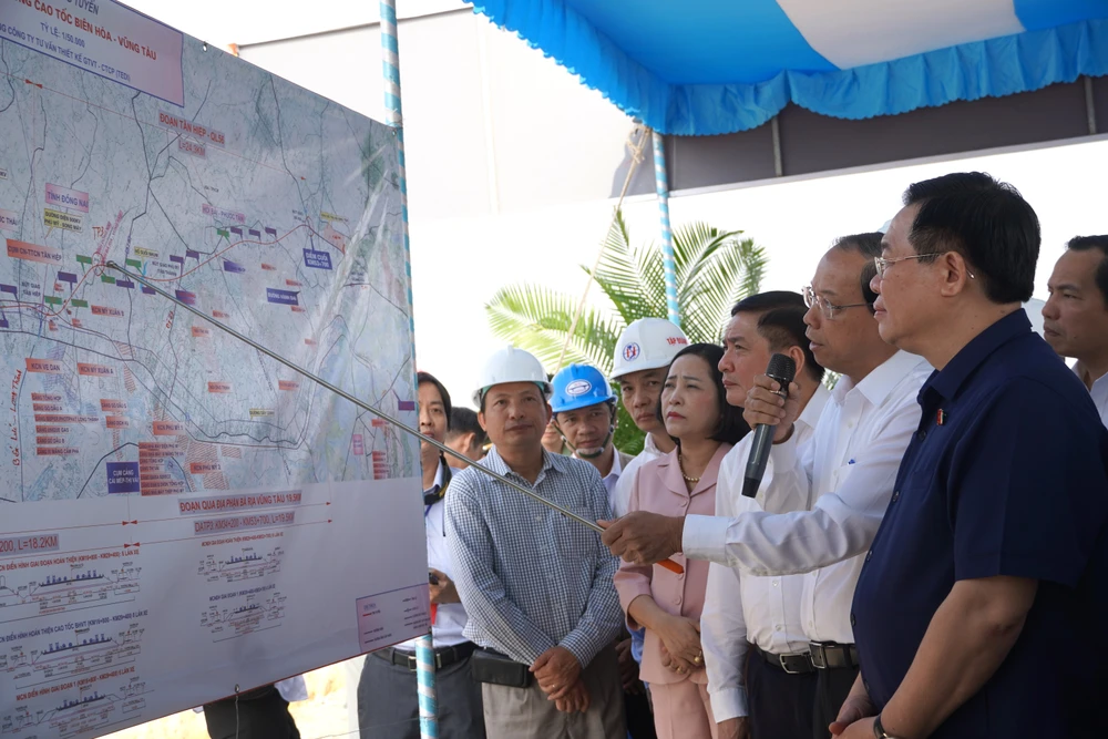 Chủ tịch Quốc hội Vương Đình Huệ thăm công trường cao tốc Biên Hòa- Vũng Tàu