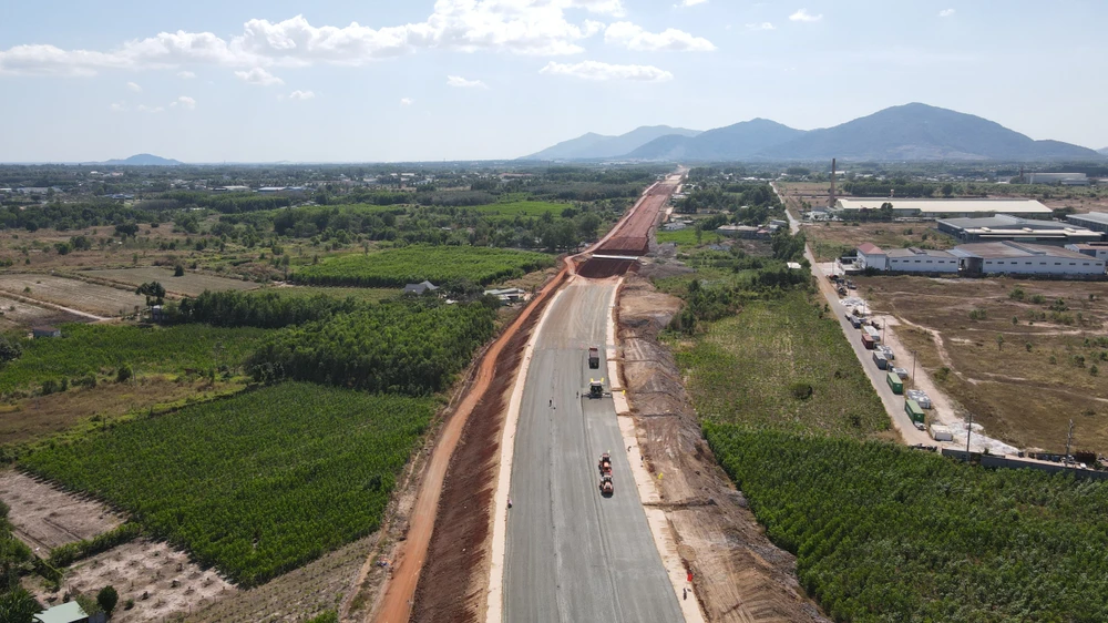 Chủ tịch Quốc hội Vương Đình Huệ thăm công trường cao tốc Biên Hòa- Vũng Tàu