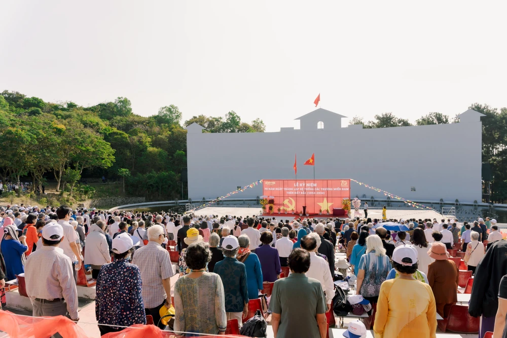 Những hình ảnh xúc động ngày họp mặt ở Vũng Tàu của hơn 3.000 học sinh miền Nam trên đất Bắc