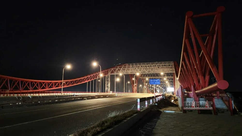 Đèn chiếu sáng thuộc dự án chỉnh trang kiến trúc cầu Cỏ May ở Vũng Tàu vẫn đang chờ sửa để sáng đèn