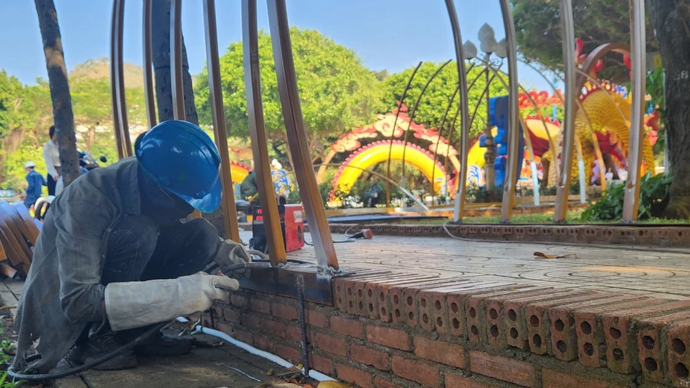 Cong-nhan-thi-cong.jpg