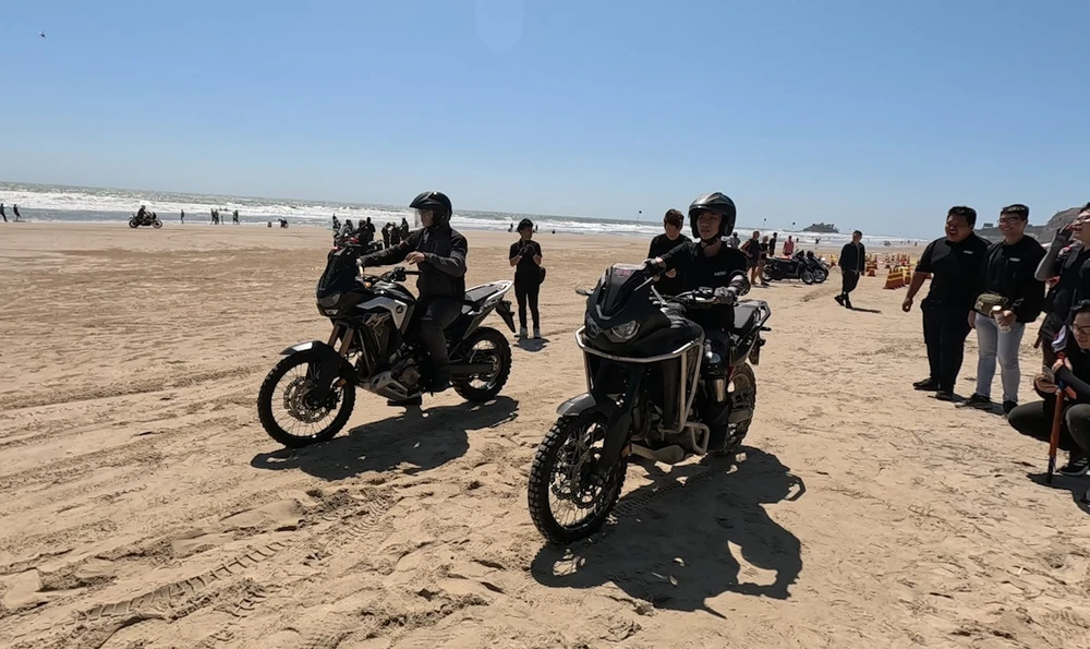 Trình diễn kỹ thuật lái xe mô tô trên cát tại bãi biển Vũng Tàu