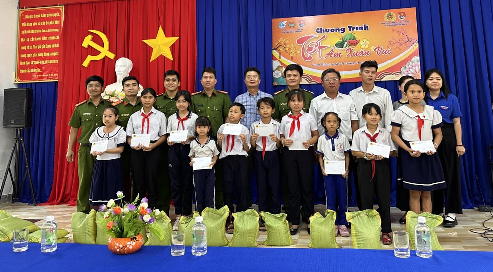 Phòng Cảnh sát Hình sự công an Bà Rịa- Vũng Tàu tổ chức trao tặng quà Tết kết hợp tuyên truyền pháp luật