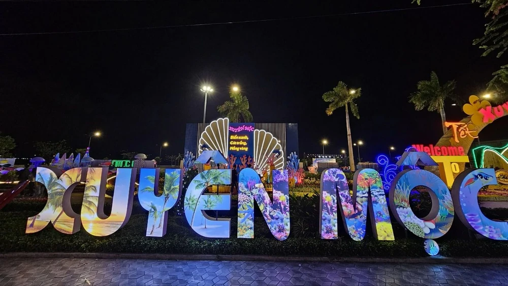 Đường hoa Tết Giáp Thìn 2024 ở “thủ phủ du lịch mới” Xuyên Mộc đẹp, hấp dẫn người dân check in, sống ảo