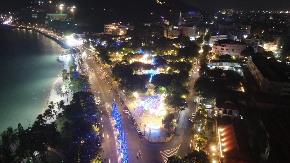 Hội hoa xuân Vũng Tàu lần thứ 17 Tết Giáp Thìn năm 2024 khai mạc, người dân và du khách nô nức chụp hình