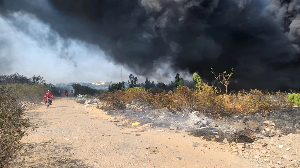 Nhiều ống nhựa của một công ty tại Vũng Tàu bốc cháy dữ dội nghi do đốt rác lan tới