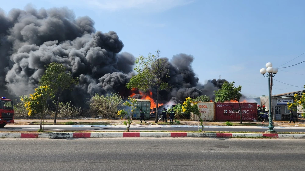 Nhiều ống nhựa của một công ty tại Vũng Tàu bốc cháy dữ dội nghi do đốt rác lan tới