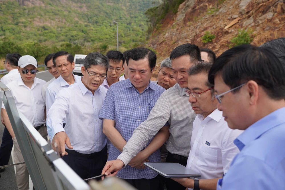 Thứ trưởng Bộ Công Thương khảo sát thực tế khu vực tiếp bờ dự án kéo điện lưới ra Côn Đảo