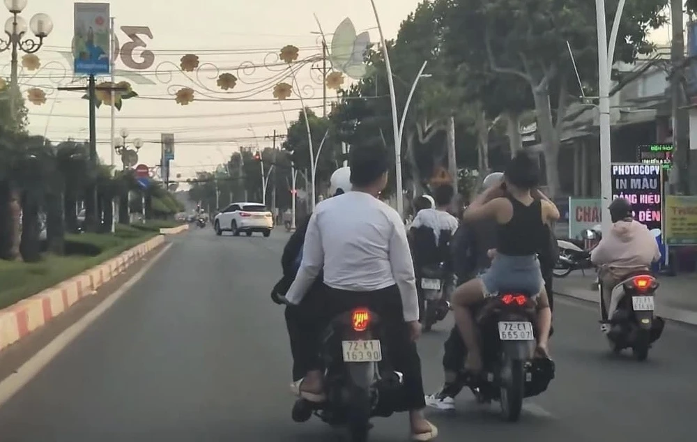 Bà Rịa- Vũng Tàu: Đề nghị xử lý 9 thanh thiếu niên từ clip chạy xe máy lạng lách, đánh võng