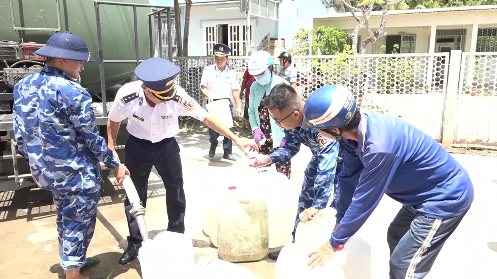 Bộ Tư lệnh Vùng Cảnh sát biển 3 lần thứ 2 dùng xà lan hỗ trợ nước cho bà con vùng hạn mặn Bến Tre