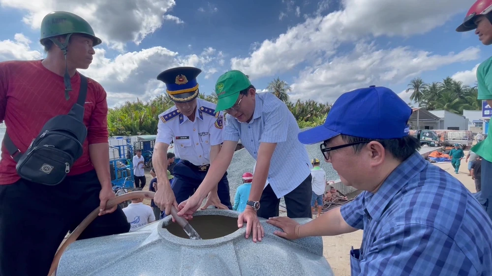 Bộ Tư lệnh Vùng Cảnh sát biển 3 lần thứ 2 dùng xà lan hỗ trợ nước cho bà con vùng hạn mặn Bến Tre