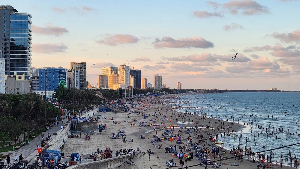 Biển Vũng Tàu ngày đầu kỳ nghỉ lễ chưa quá đông