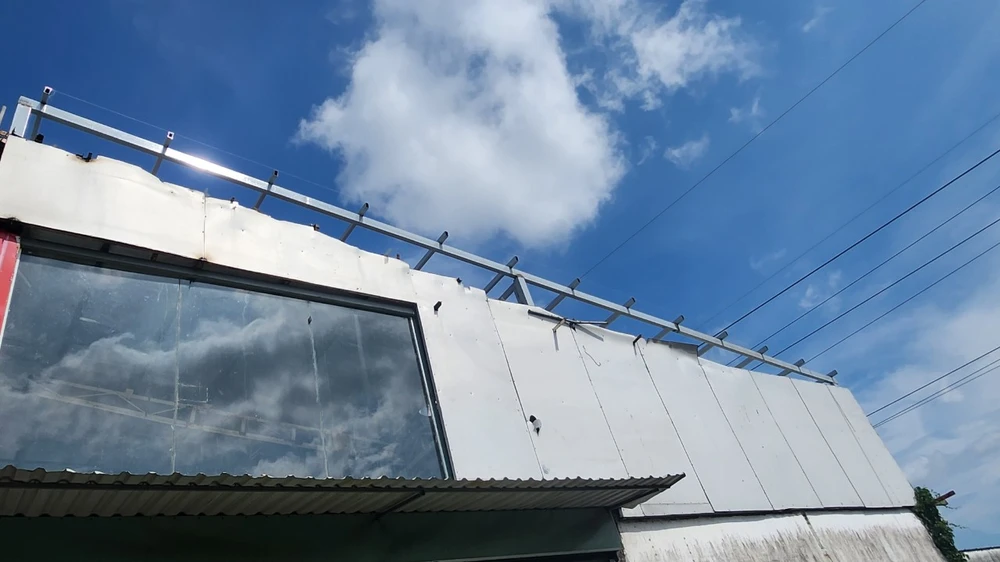 Bệnh viện Bà Rịa tiếp nhận một công nhân bị bỏng vì trong lúc hàn sắt mái nhà bị vì vướng dây điện